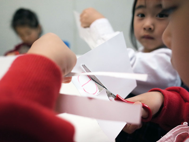 "kindergarten students learning English through craft activities"